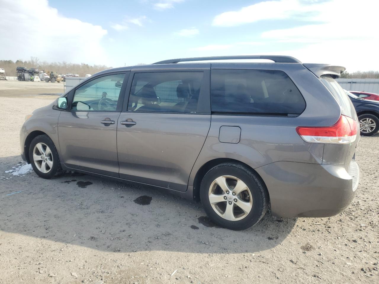 2013 Toyota Sienna - Image 2