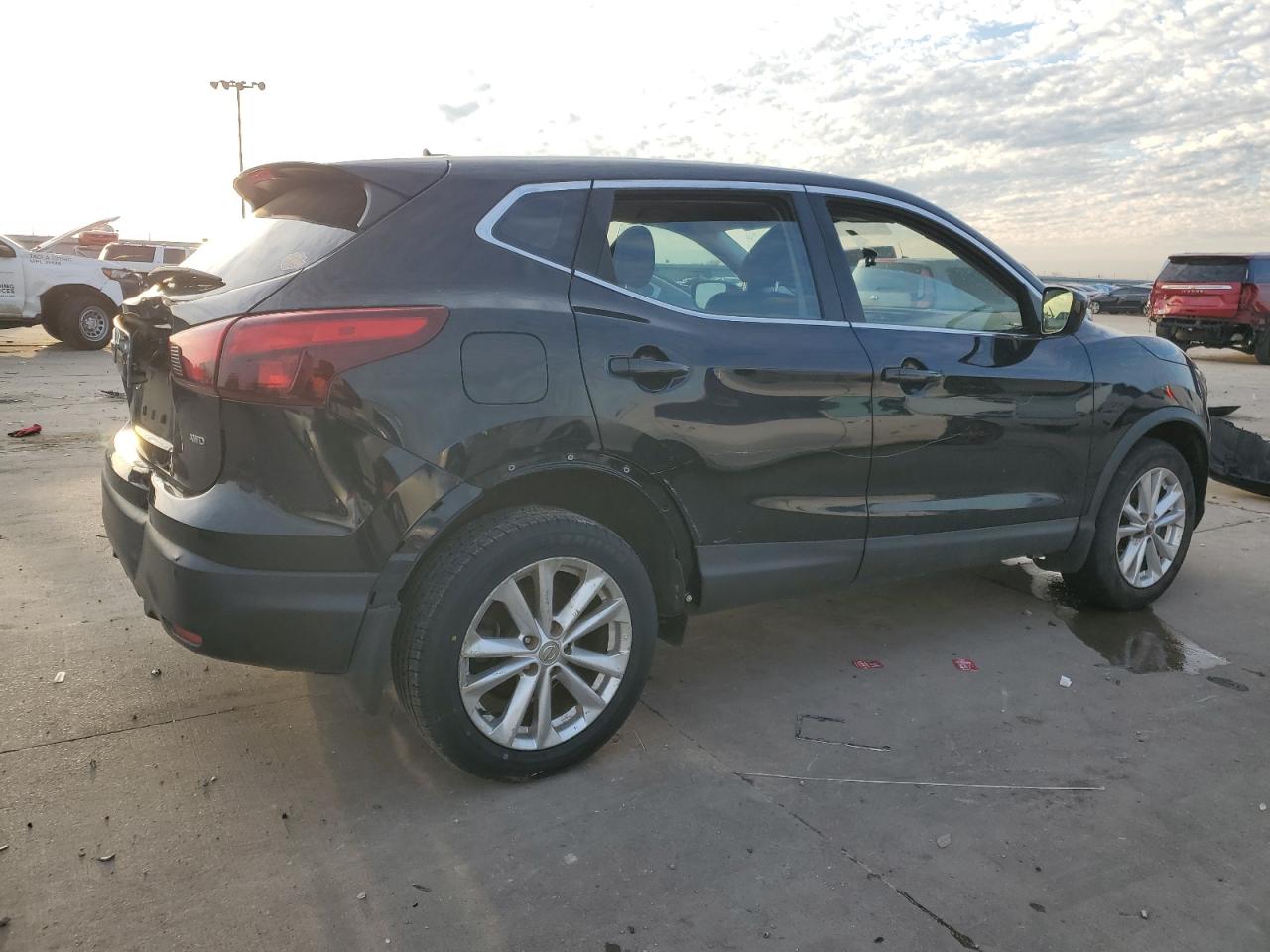 2017 Nissan Rogue - Image 3