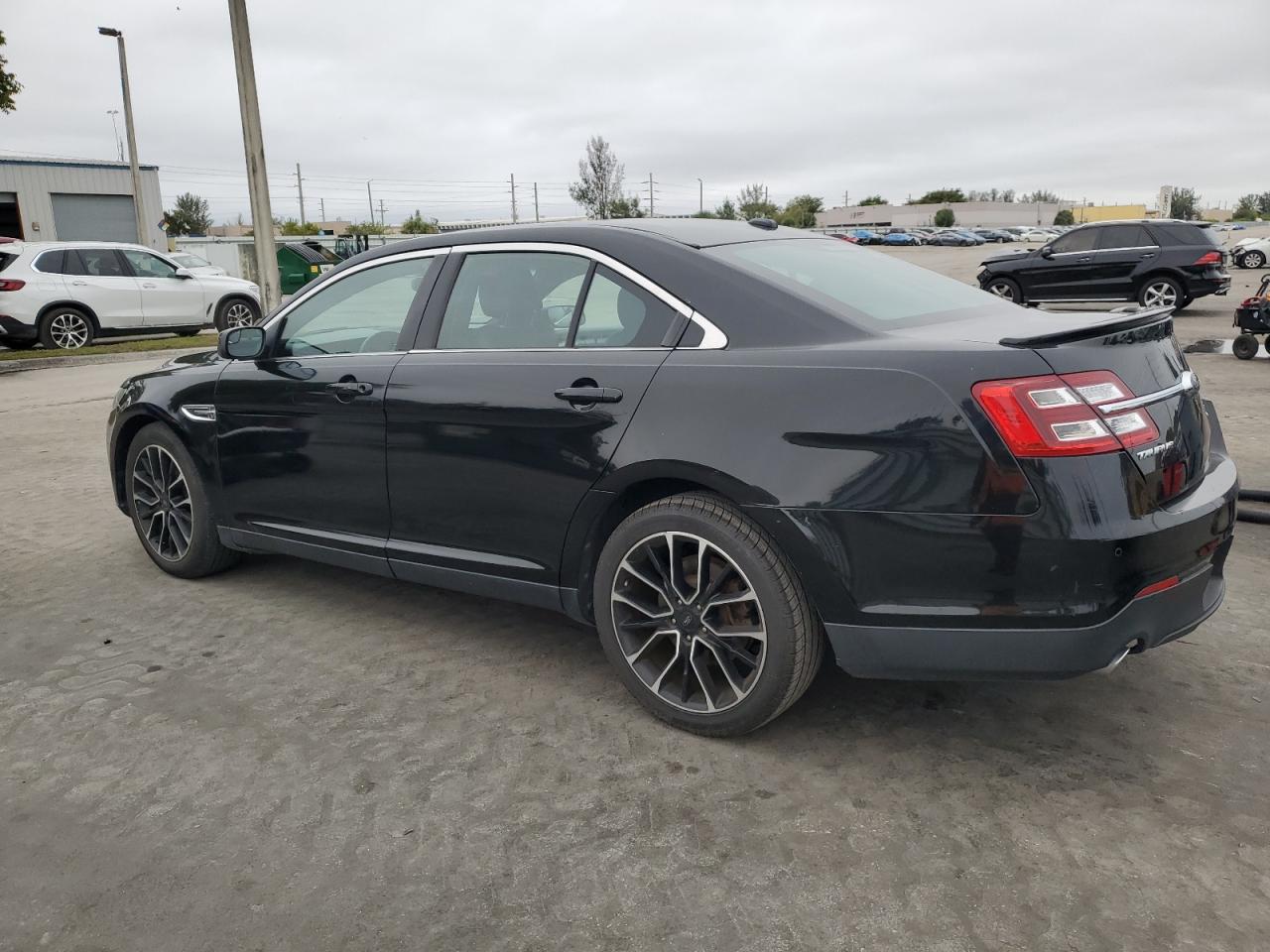 2018 Ford Taurus - Image 2