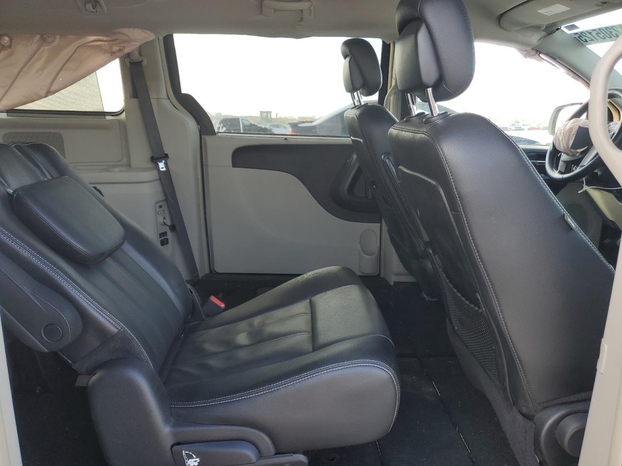2015 Chrysler Town & Country - Image 12