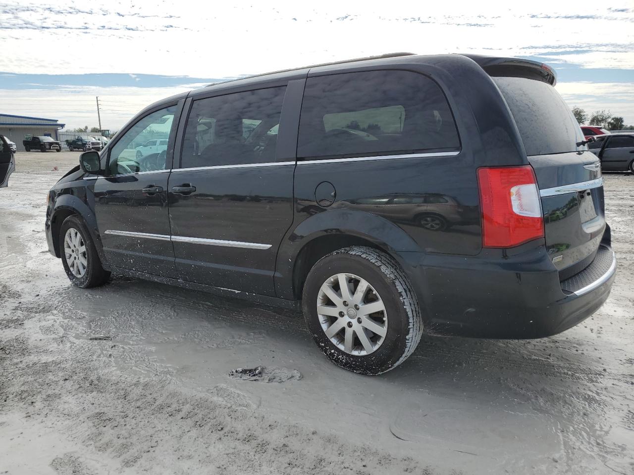 2016 Chrysler Town & Country - Image 2
