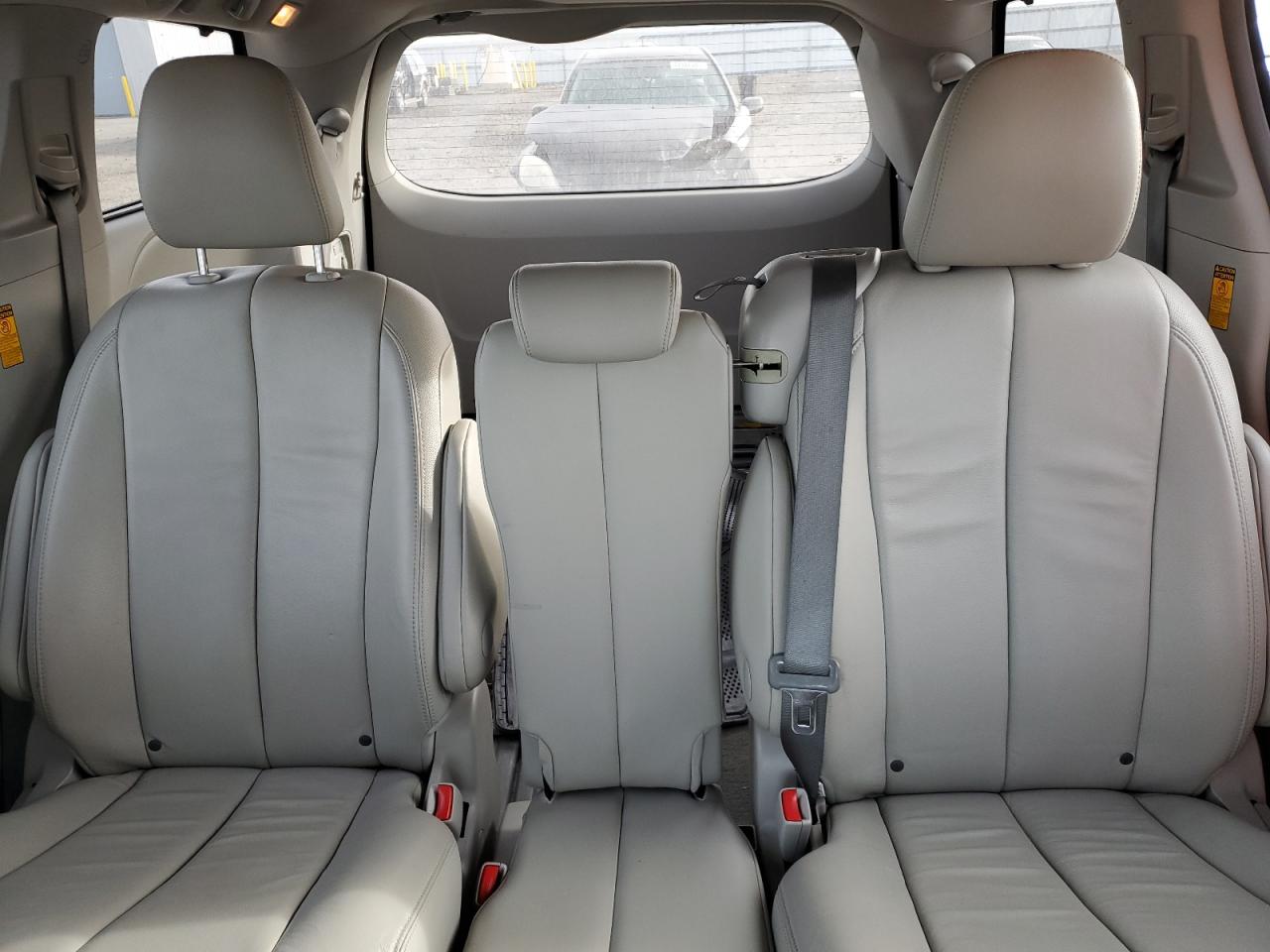 2014 Toyota Sienna - Image 10