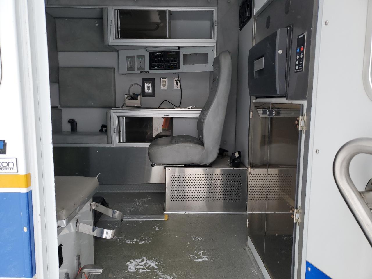 2010 Chevrolet Express - Image 11