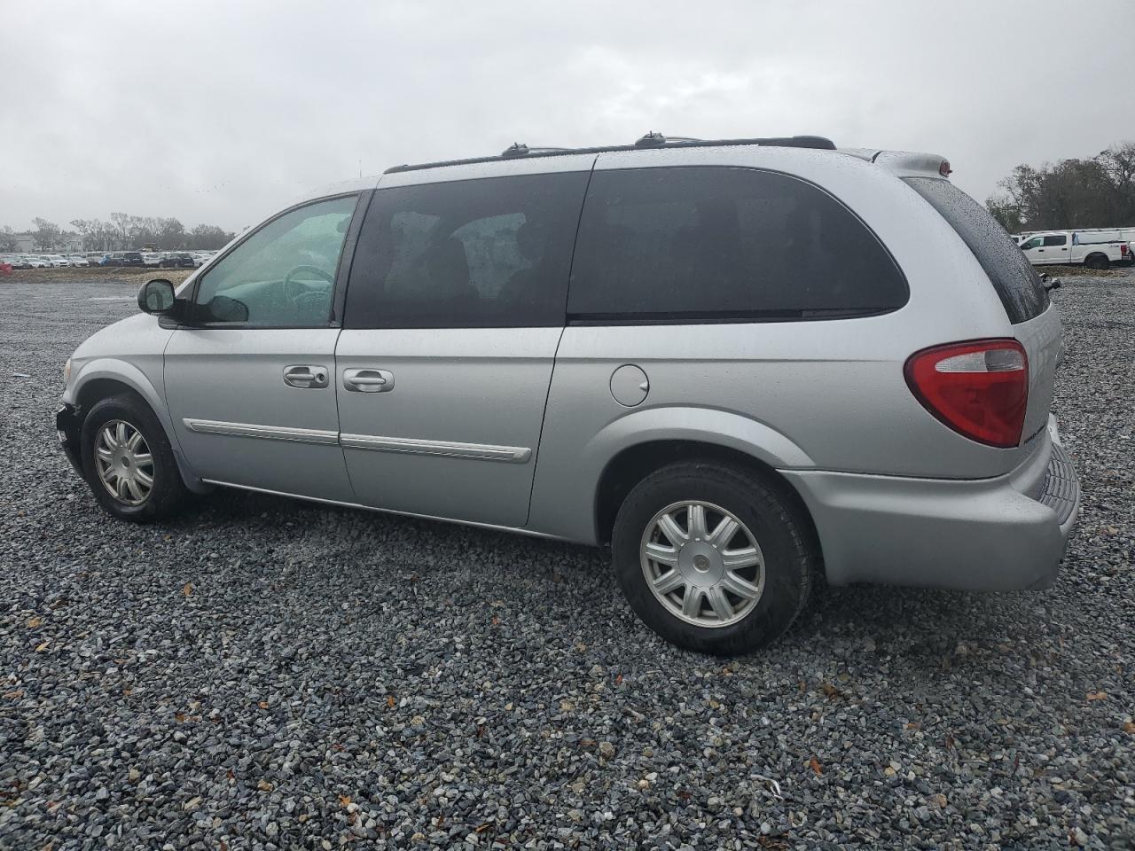 2005 Chrysler Town & Country - Image 2