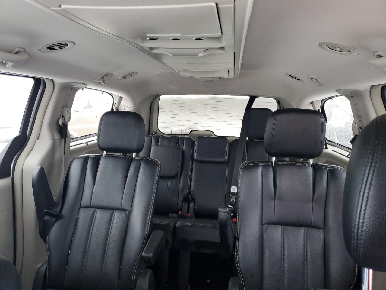 2012 Chrysler Town & Country - Image 10