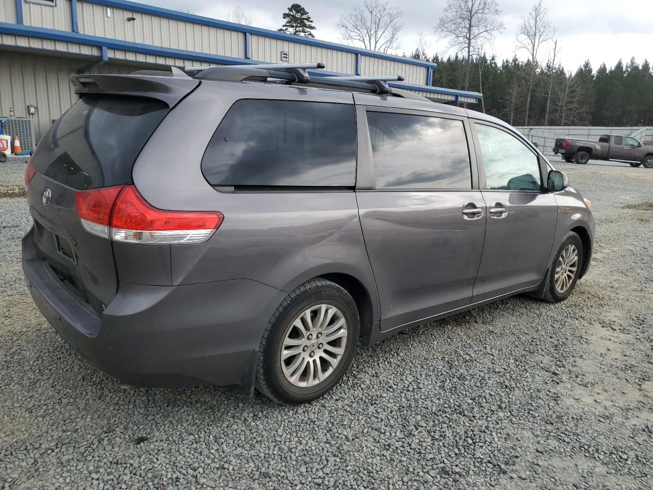 2011 Toyota Sienna - Image 3