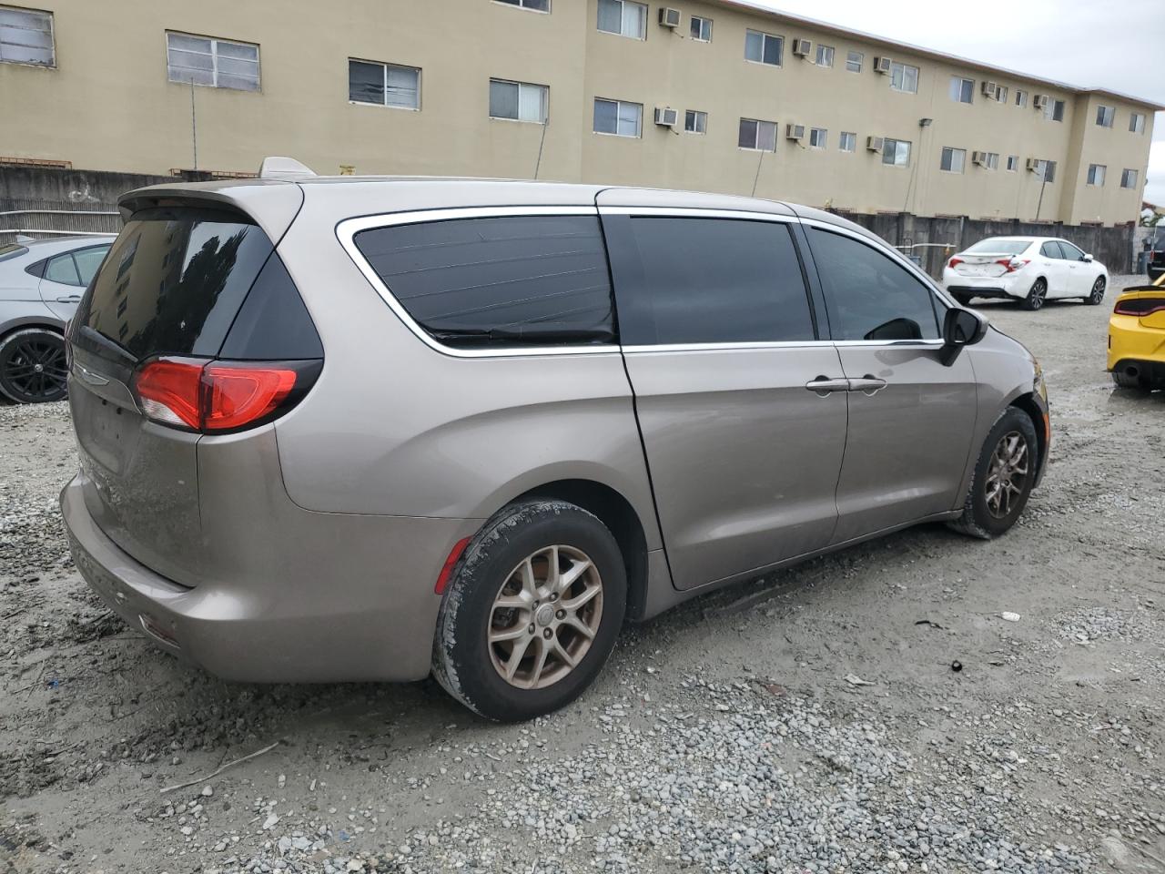 2017 Chrysler Pacifica - Image 3