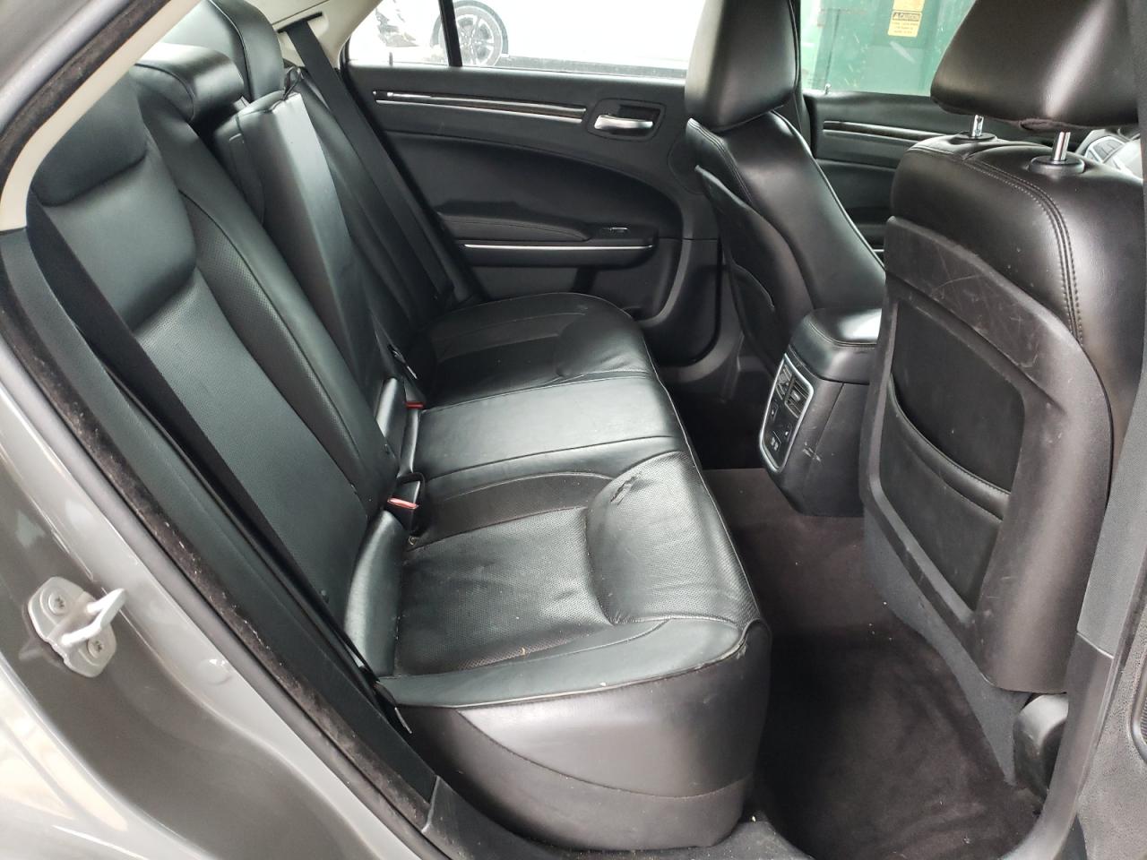 2018 Chrysler 300 - Image 10