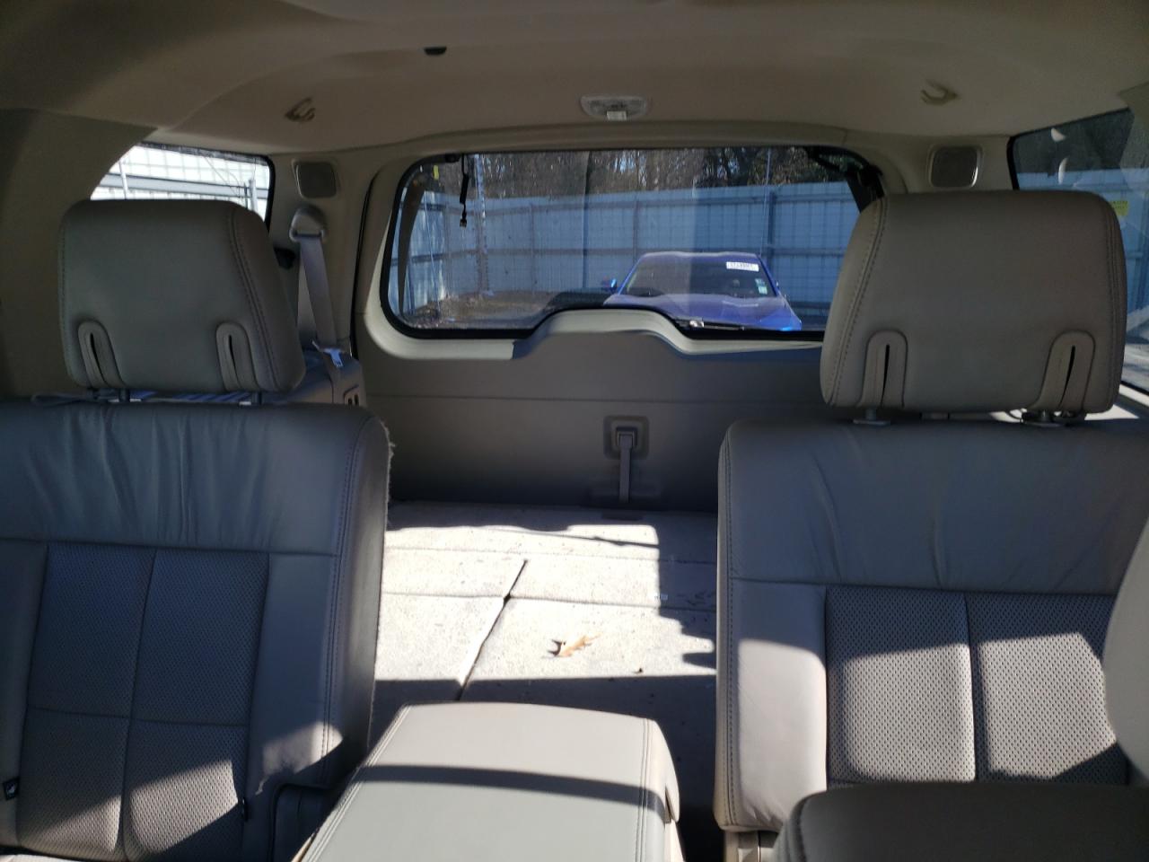 2011 Lincoln Navigator - Image 10