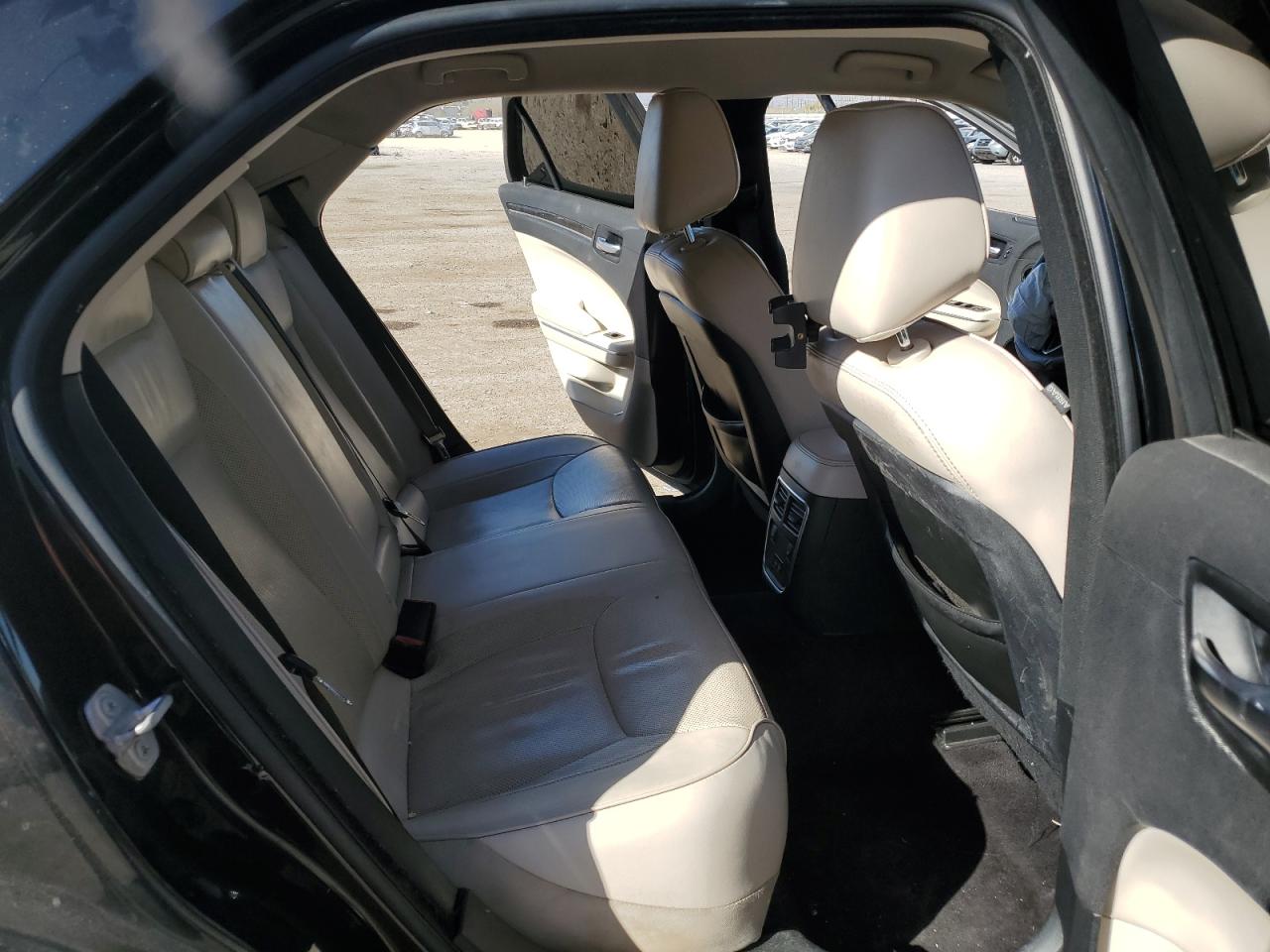 2018 Chrysler 300 - Image 10