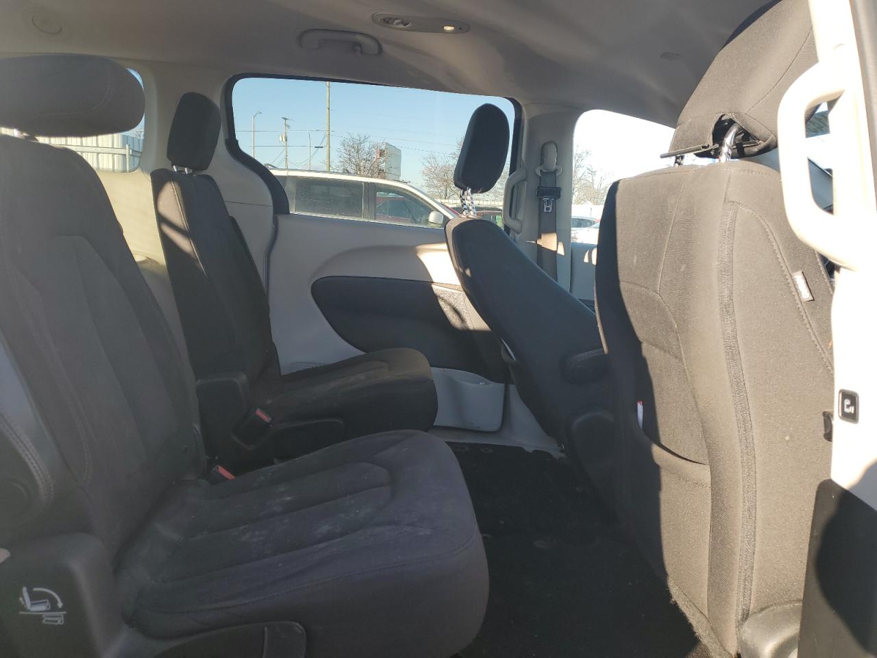 2017 Chrysler Pacifica - Image 11