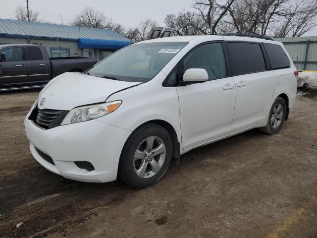 2013 Toyota Sienna Le de vânzare în Wichita, KS - Front End