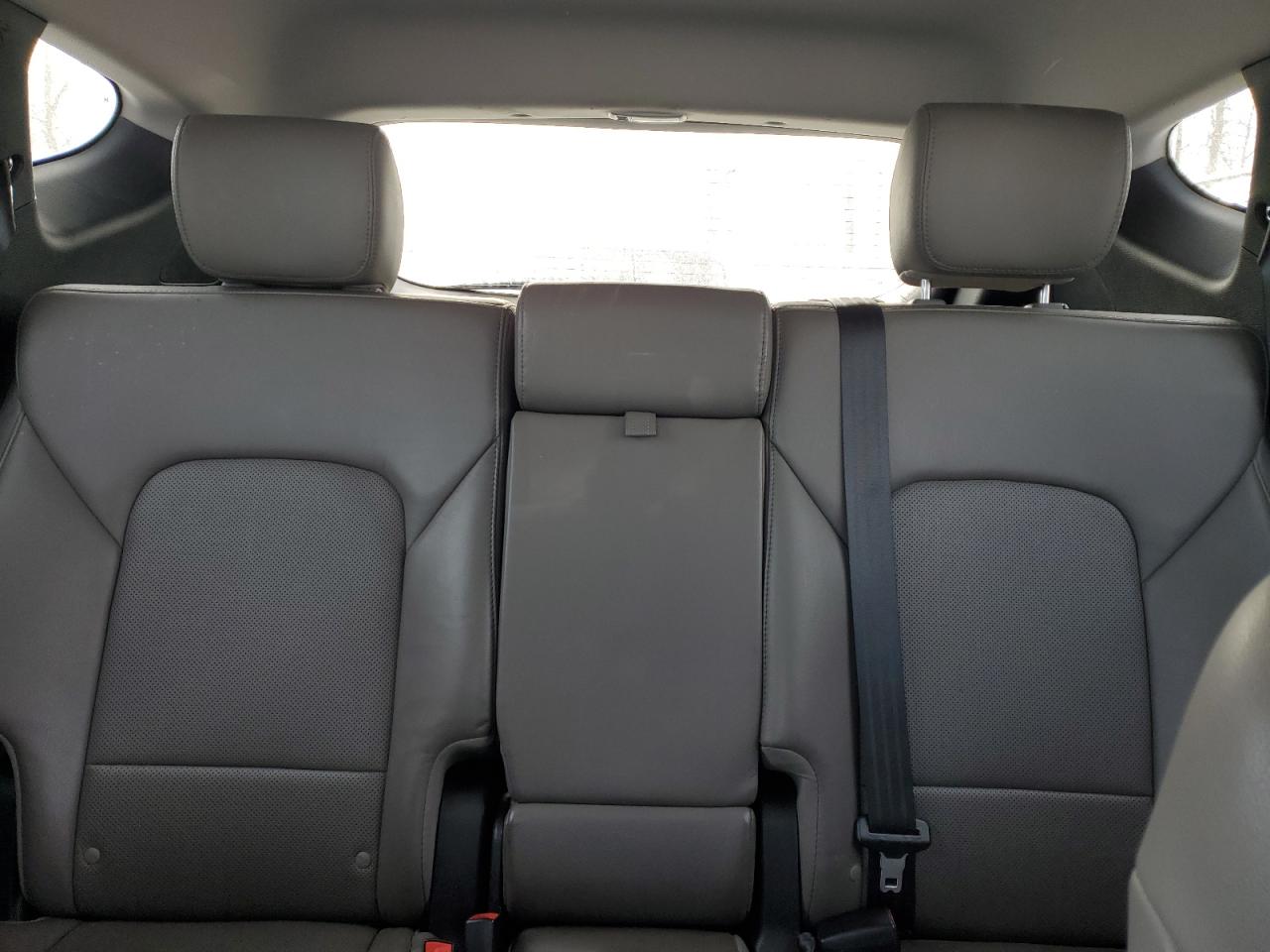 2017 Hyundai Santa Fe - Image 10