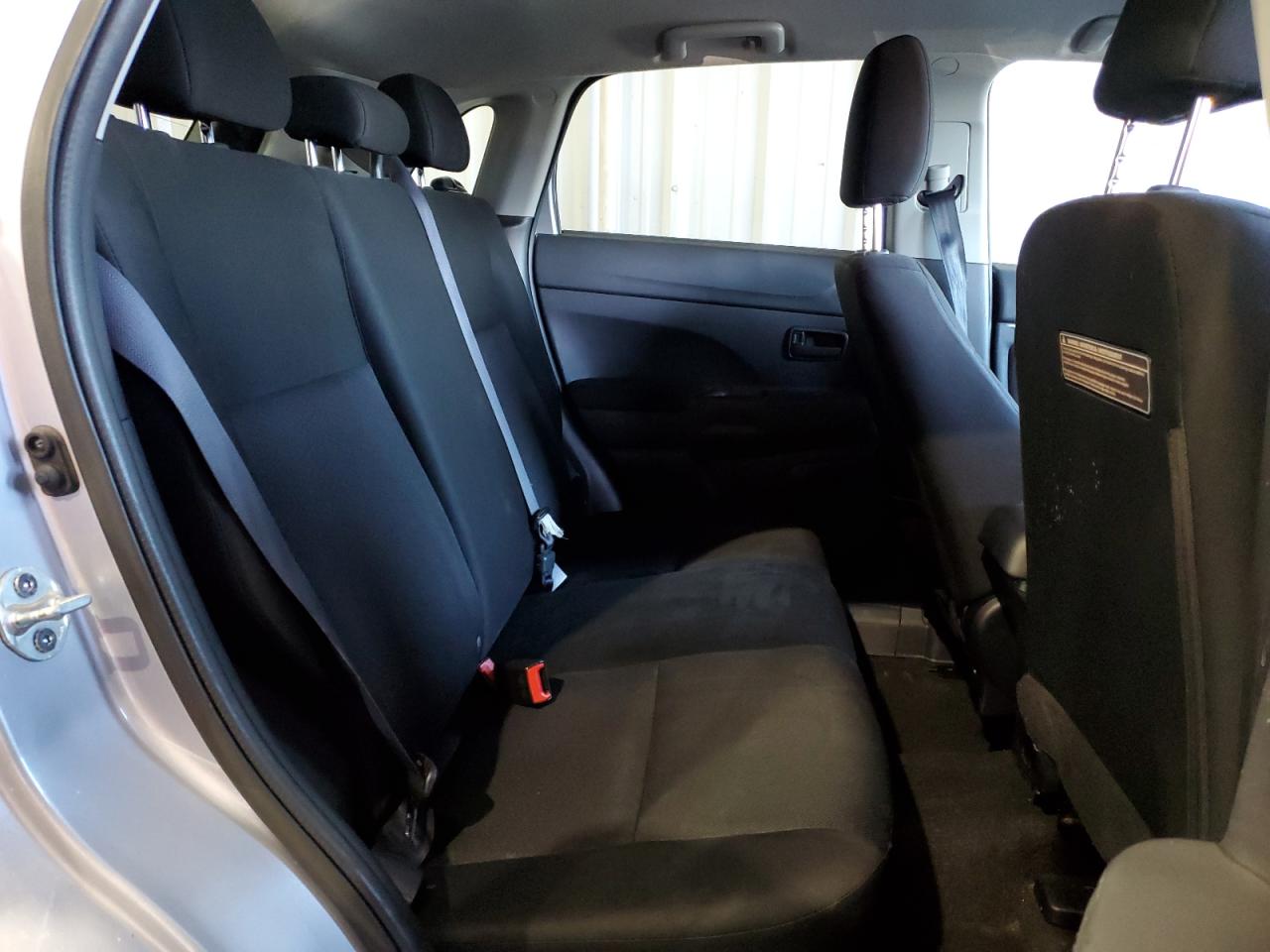 2012 Mitsubishi Outlander - Image 11