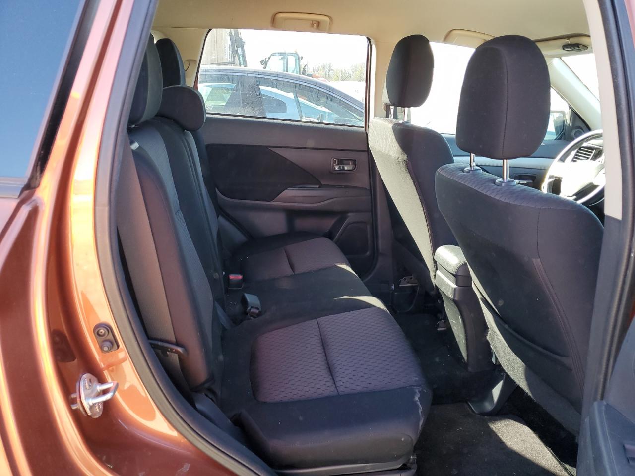 2014 Mitsubishi Outlander - Image 11