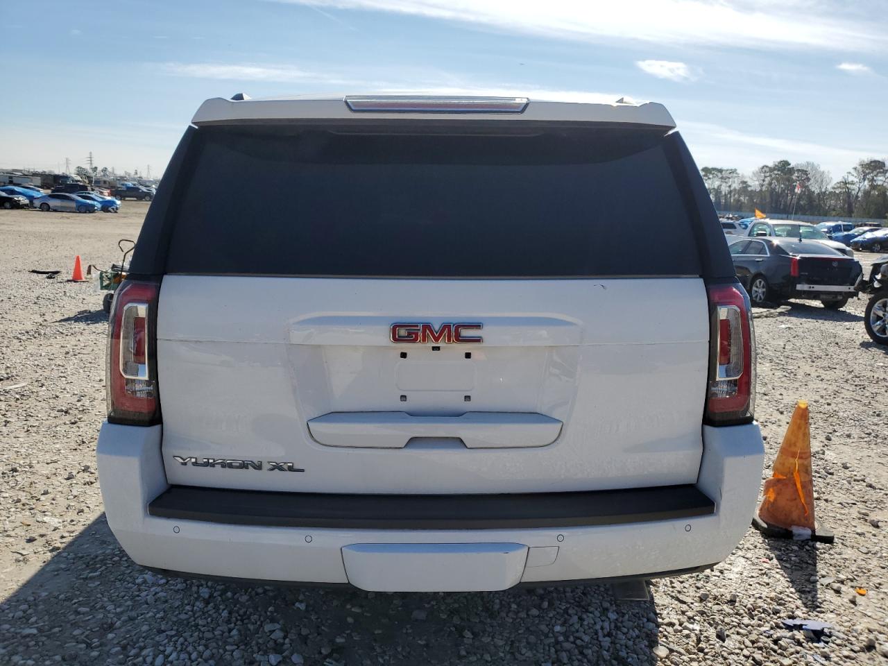 2015 GMC Yukon - Image 6