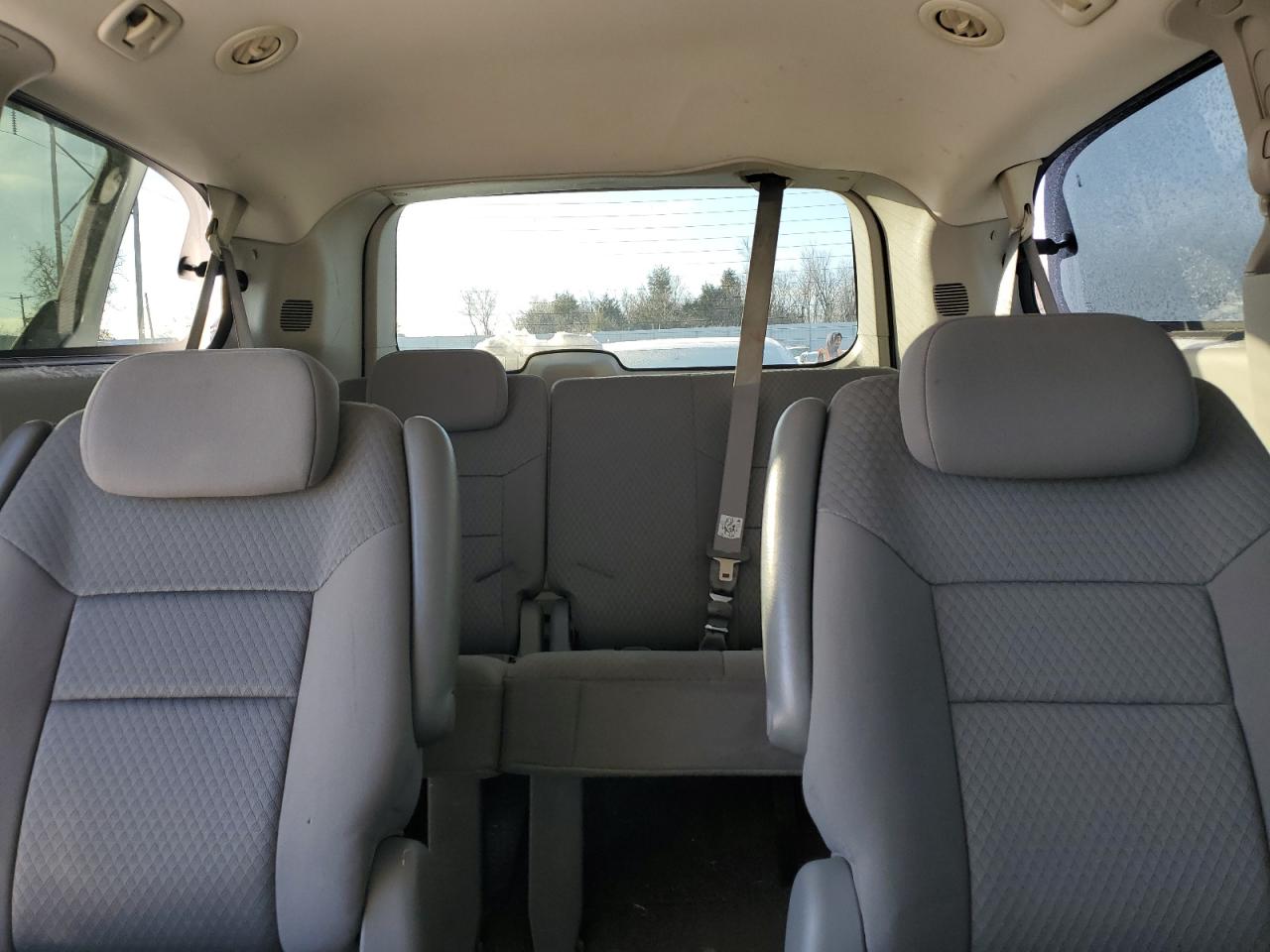 2010 Chrysler Town & Country - Image 10