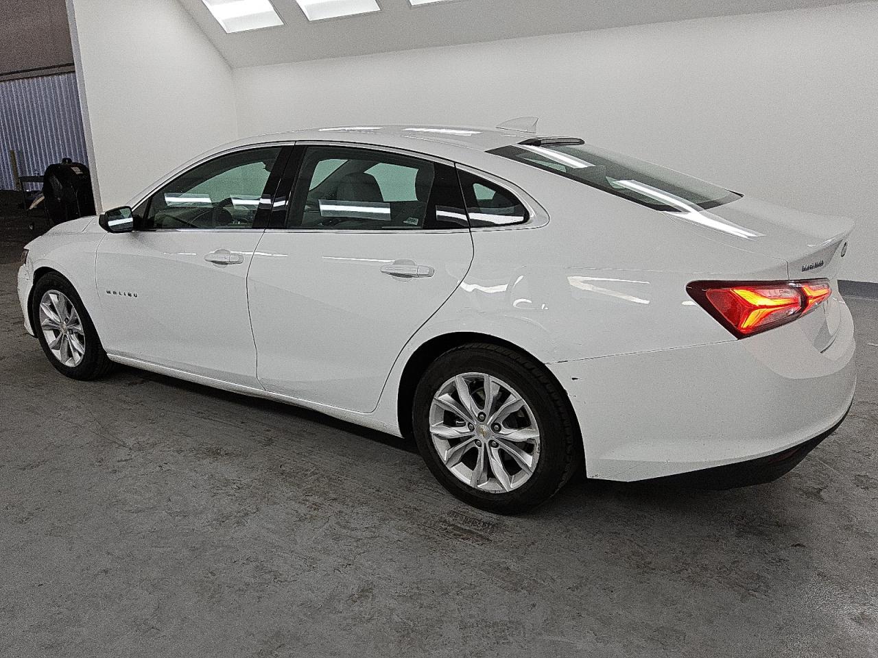 2022 Chevrolet Malibu - Image 2