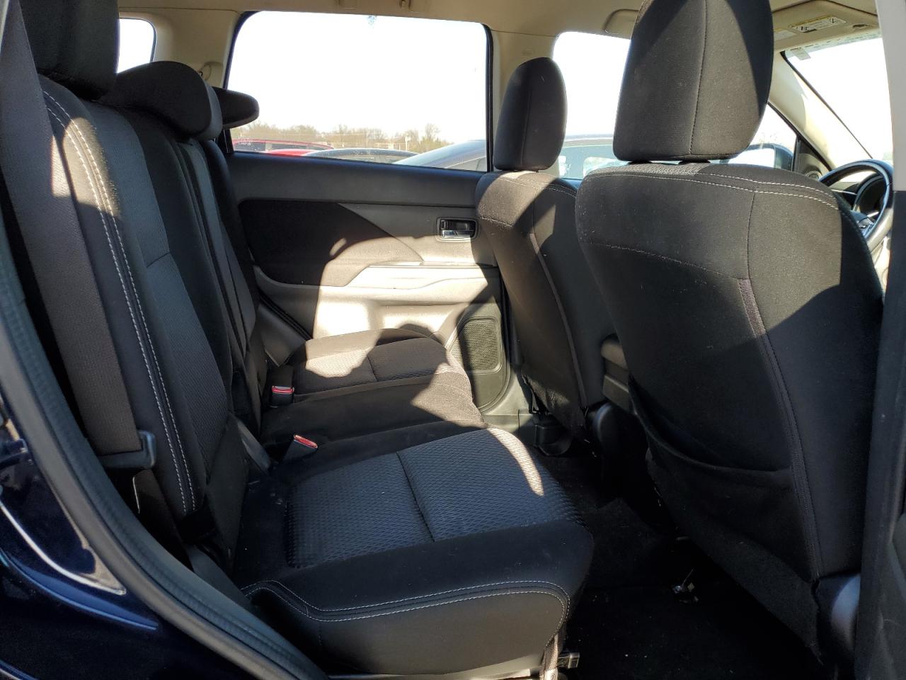 2016 Mitsubishi Outlander - Image 11