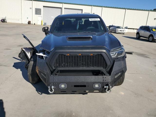 Pickups TOYOTA TACOMA 2017 Szary