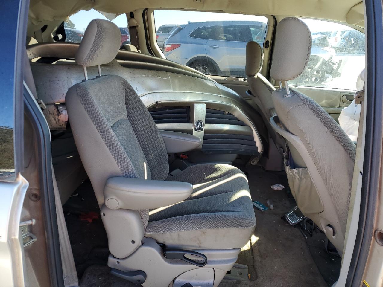 2005 Dodge Caravan - Image 11
