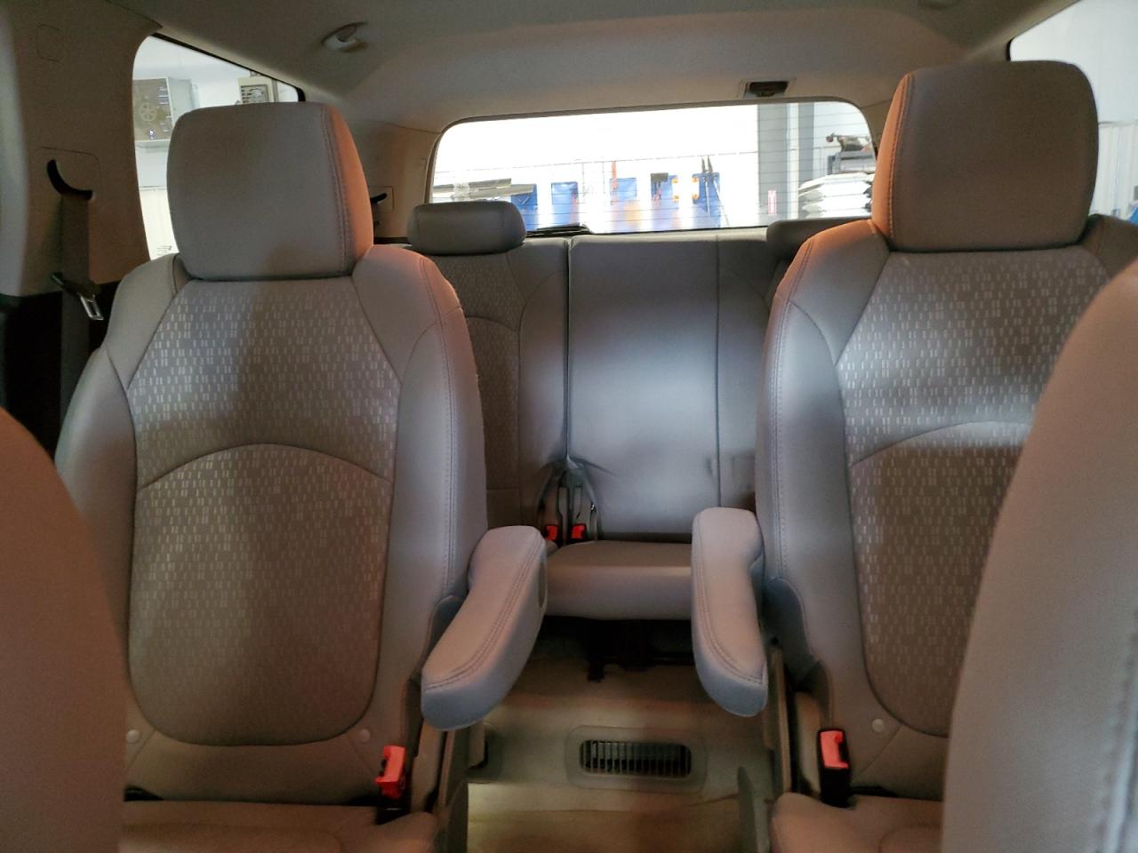 2011 GMC Acadia - Image 10
