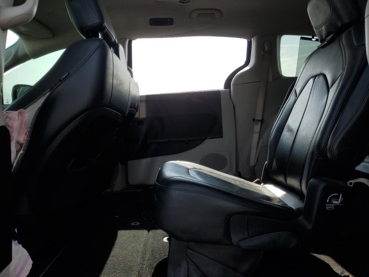 2018 Chrysler Pacifica - Image 11