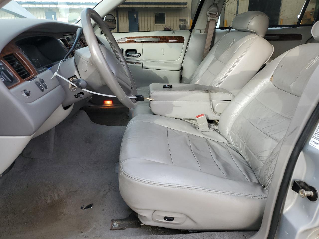 2001 Lincoln Town Car - Image 7