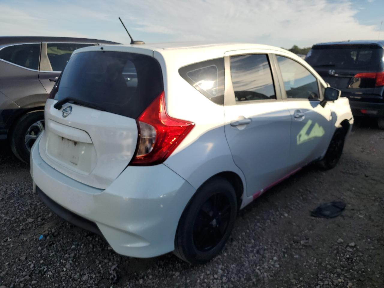 VIN 3N1CE2CP8JL358957 2018 NISSAN VERSA no.3