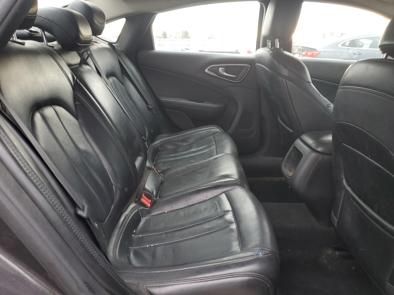 2017 Chrysler 200 - Image 10