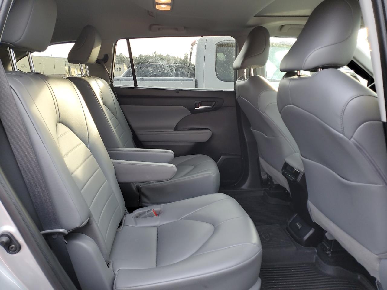 2022 Toyota Highlander - Image 11