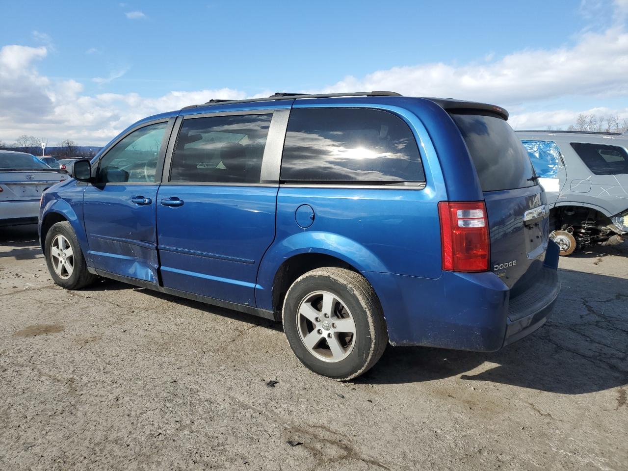 2010 Dodge Caravan - Image 2