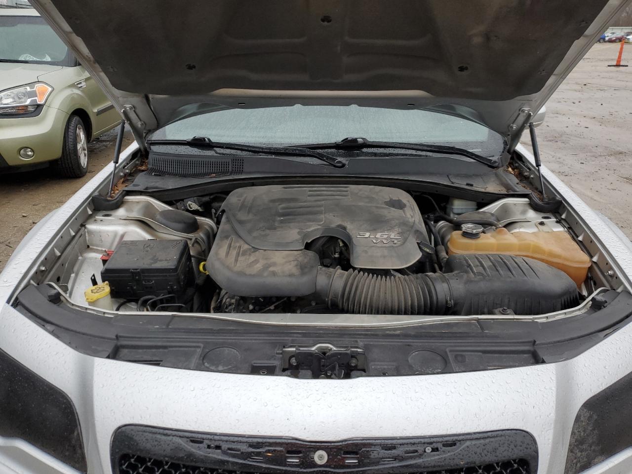 2012 Chrysler 300 - Image 11