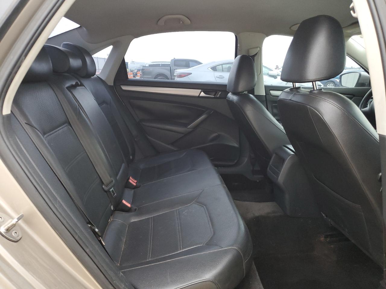 2015 Volkswagen Passat - Image 10