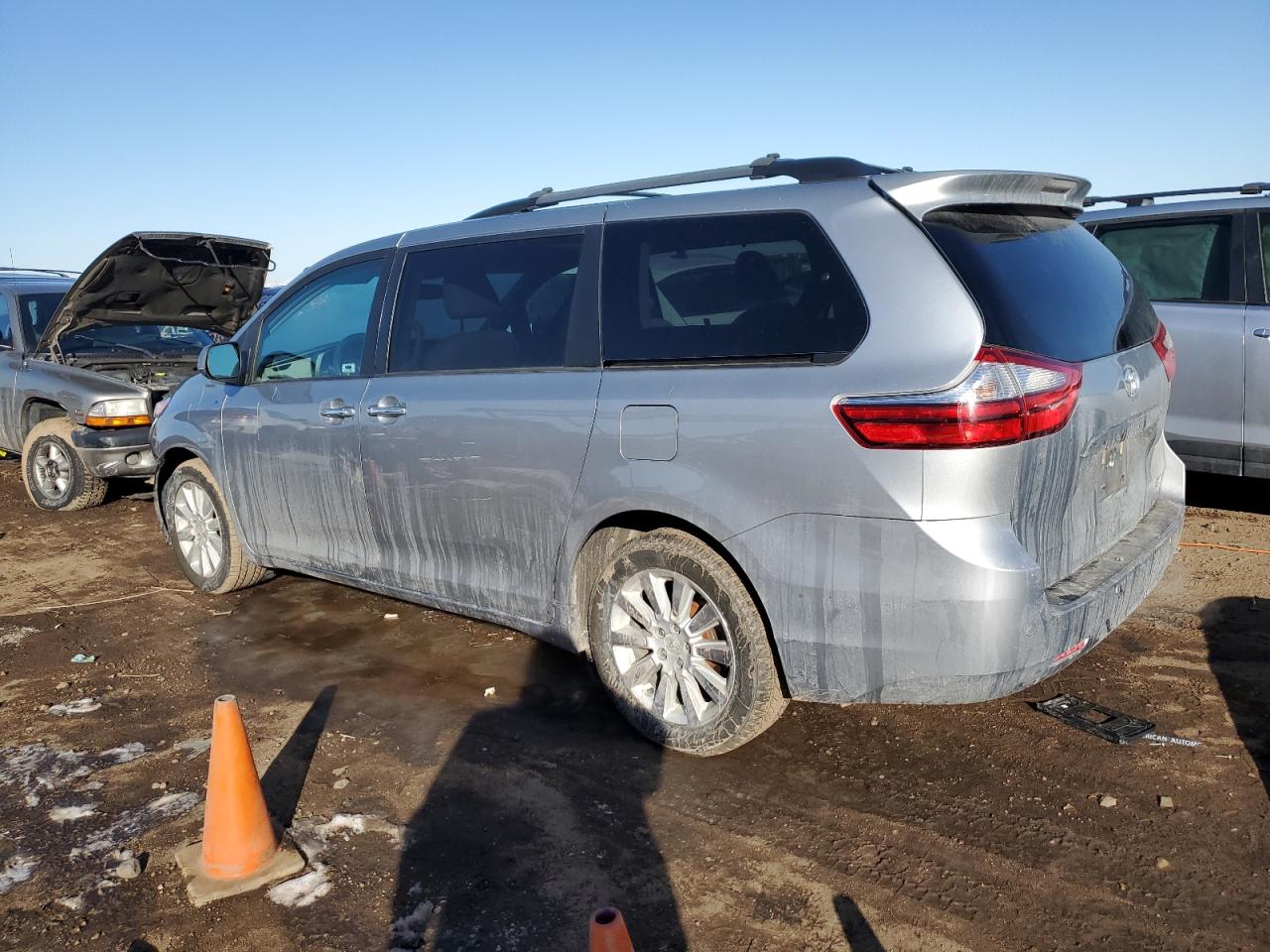2016 Toyota Sienna - Image 2