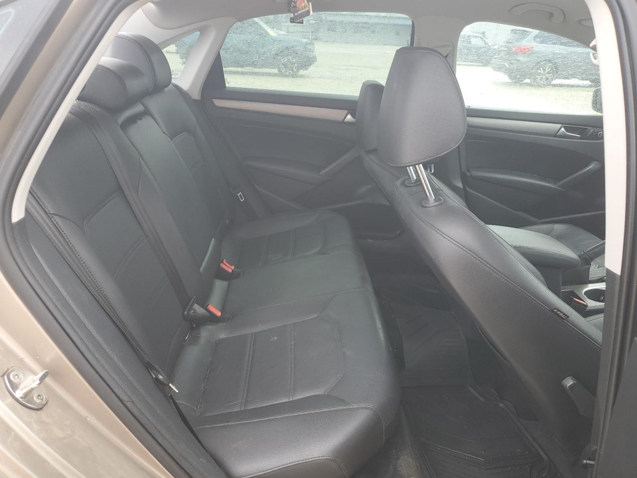 2015 Volkswagen Passat - Image 10