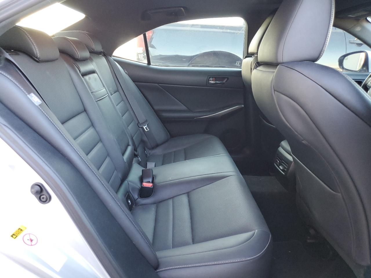 2016 Lexus IS - Image 10