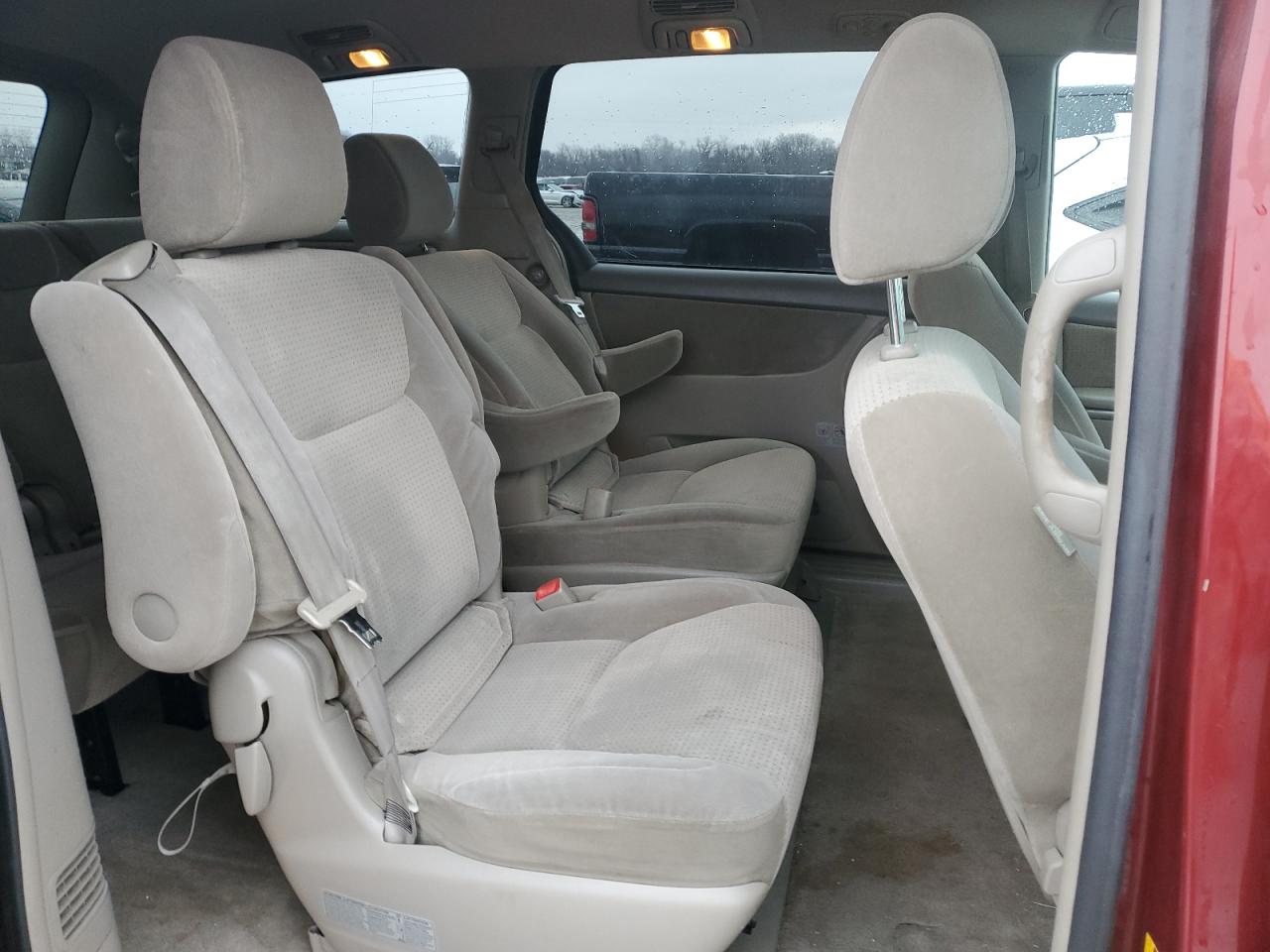 2010 Toyota Sienna - Image 11