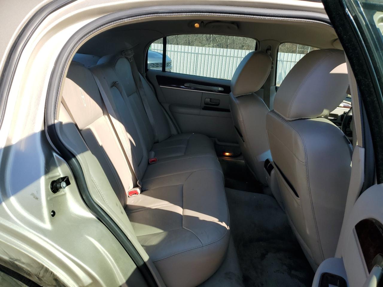 2011 Lincoln Town Car - Image 10