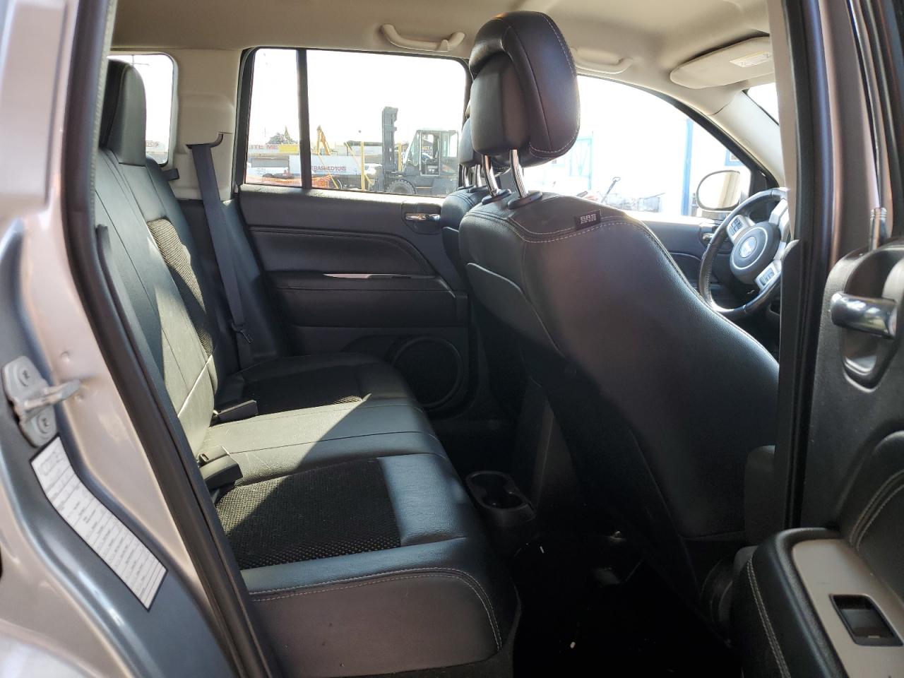 2016 Jeep Compass - Image 12