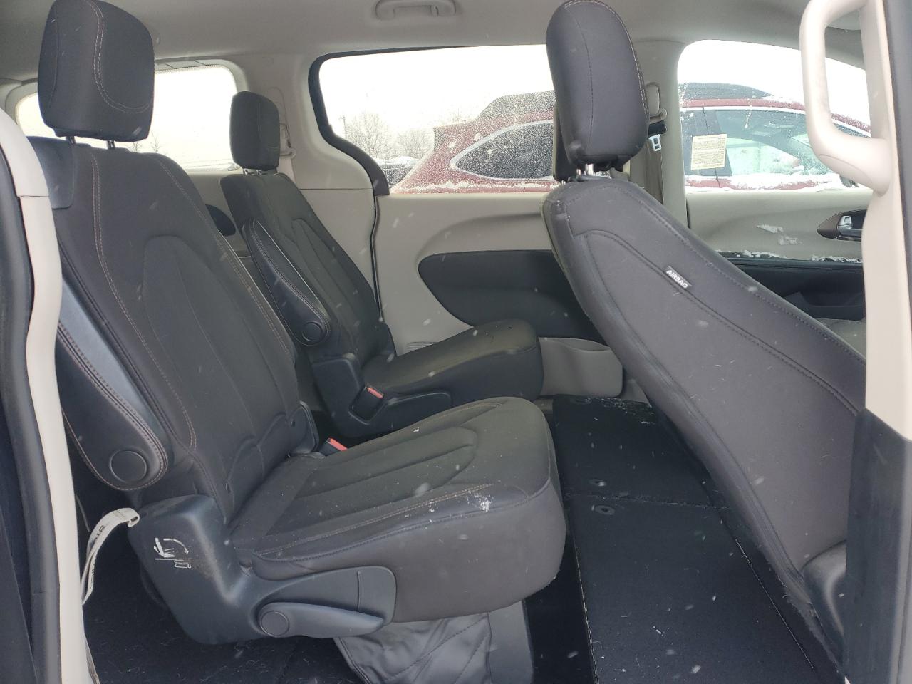 2017 Chrysler Pacifica - Image 11