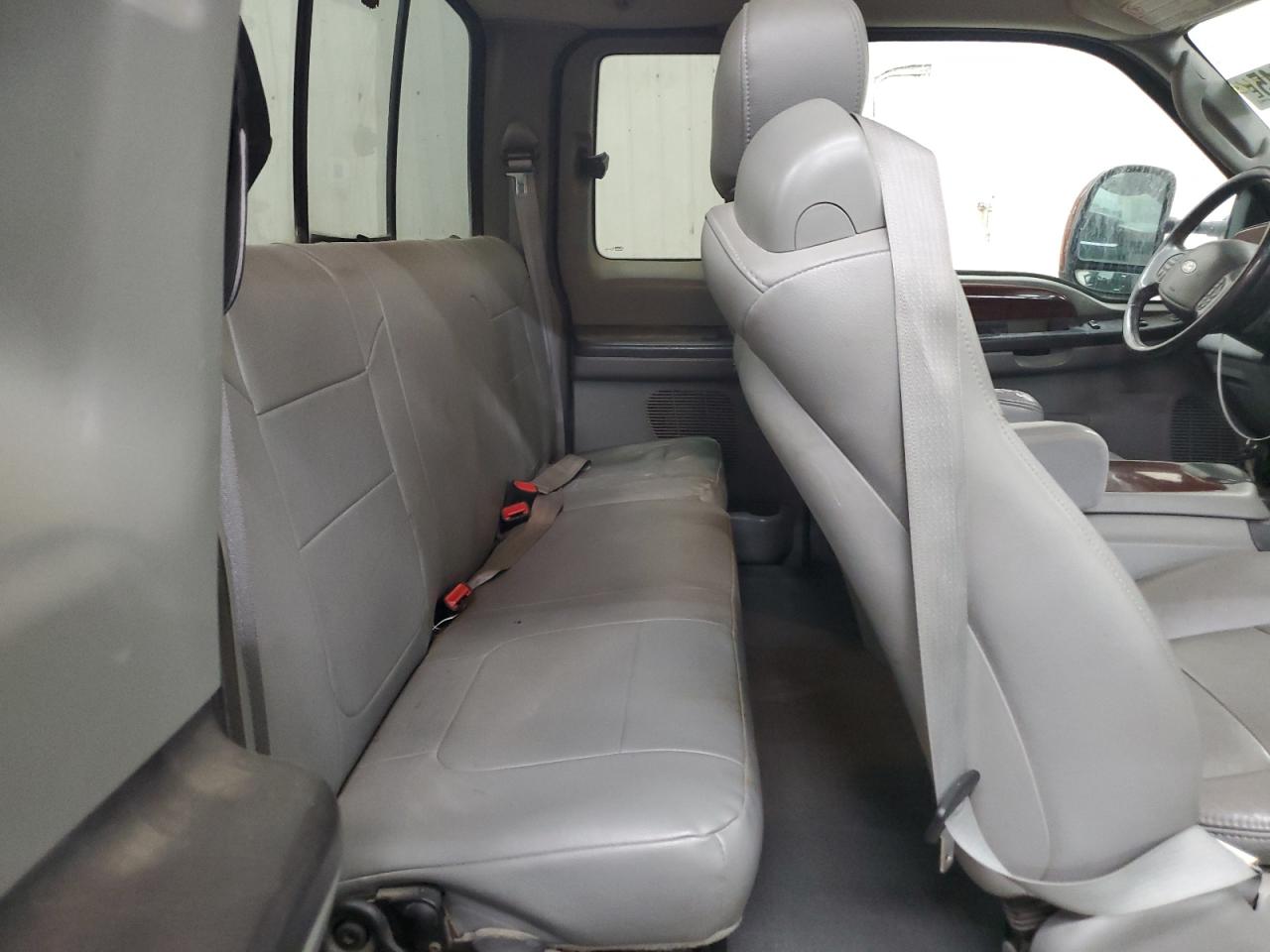 2005 Ford F350 - Image 10