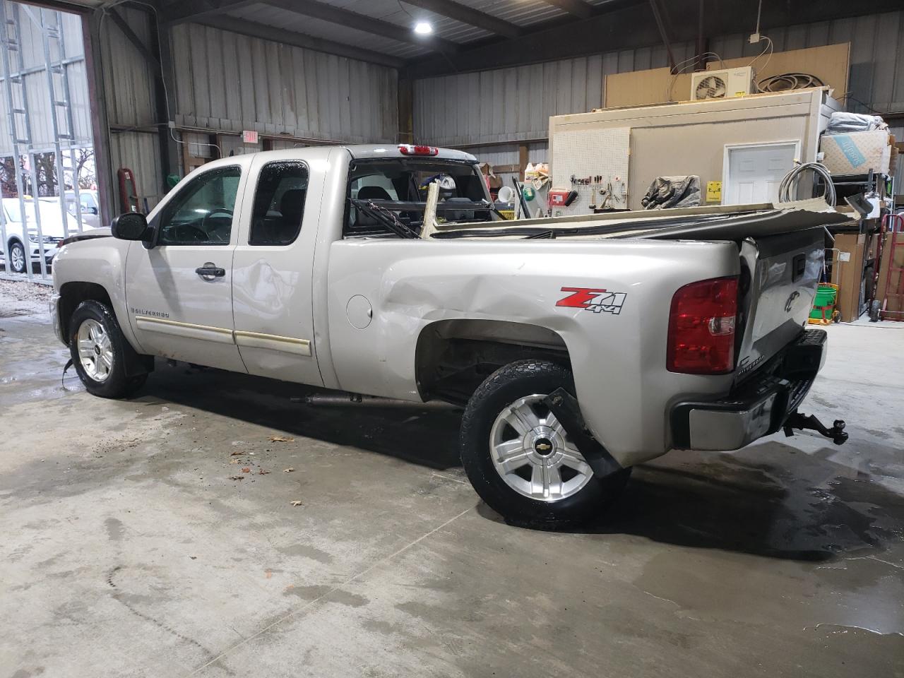 2009 Chevrolet Silverado - Image 2