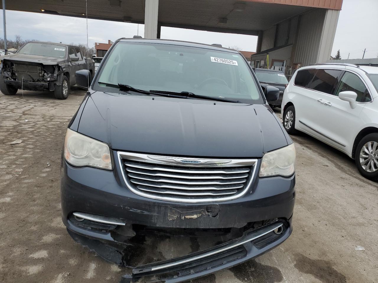 2013 Chrysler Town & Country - Image 5