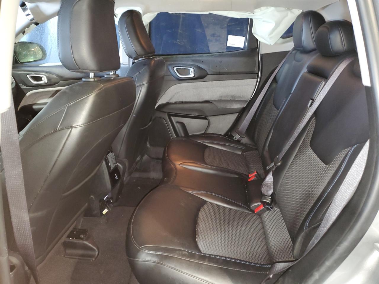 2022 Jeep Compass - Image 11