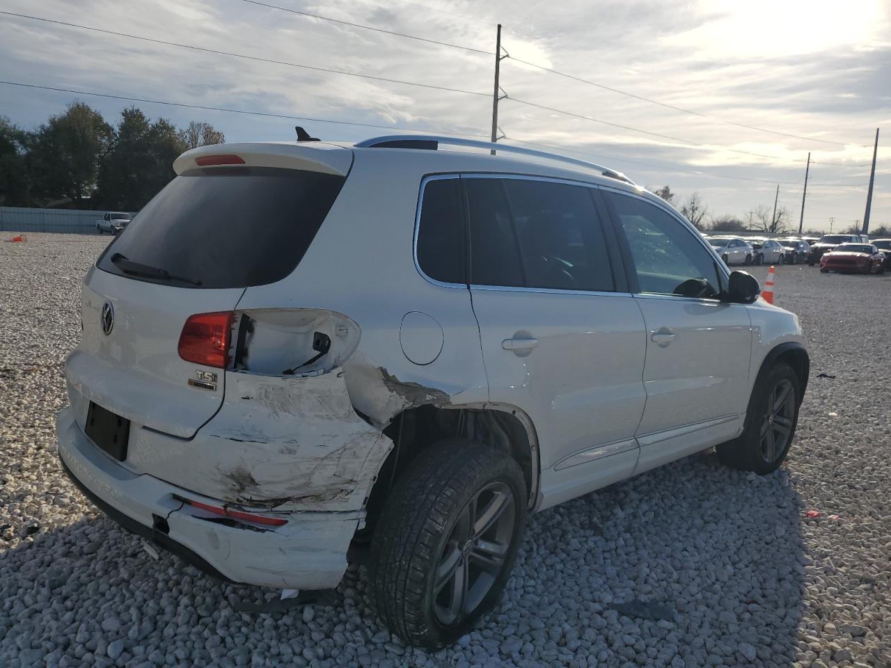 2017 Volkswagen Tiguan - Image 3