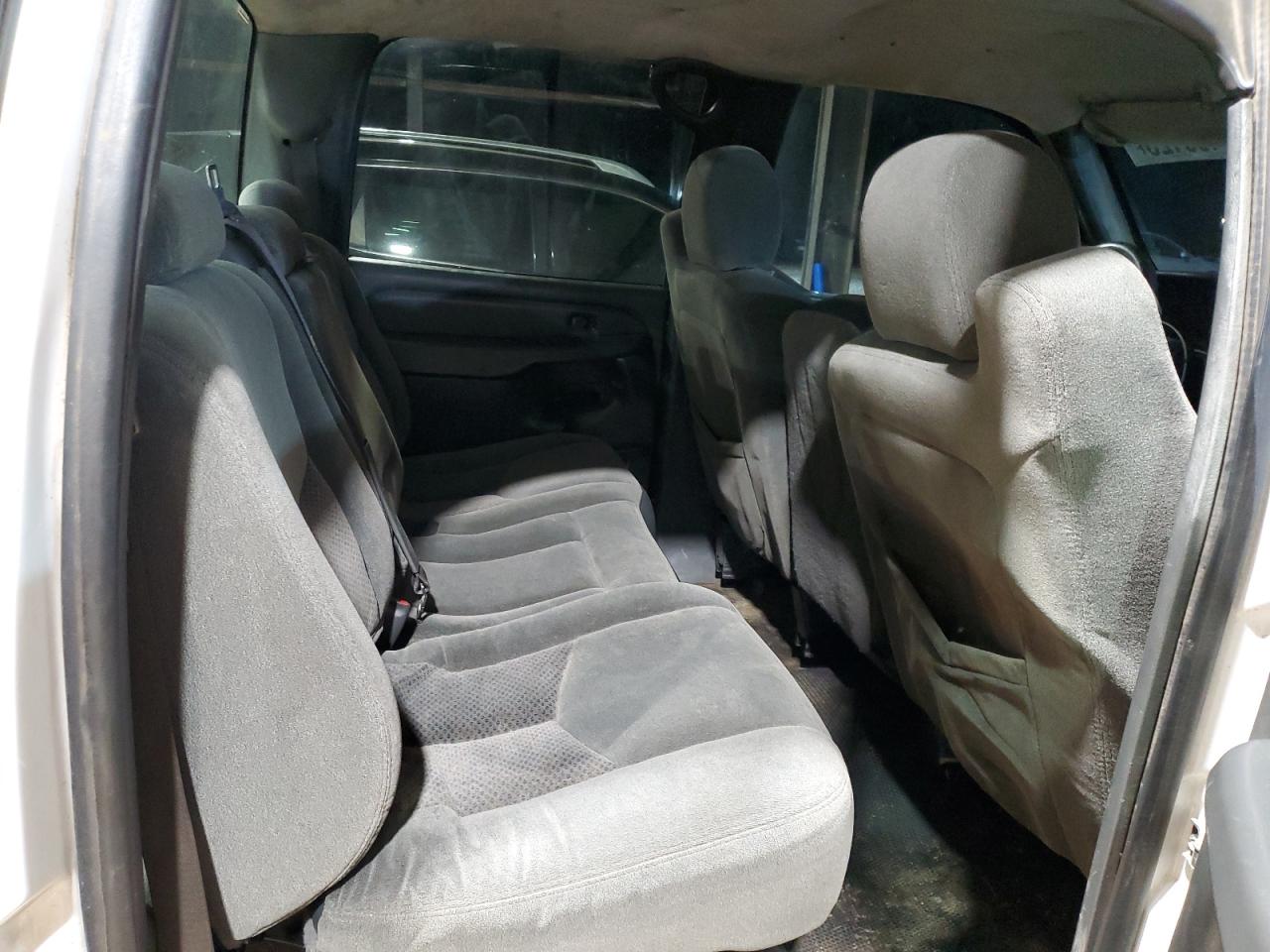 2004 Chevrolet Silverado - Image 10