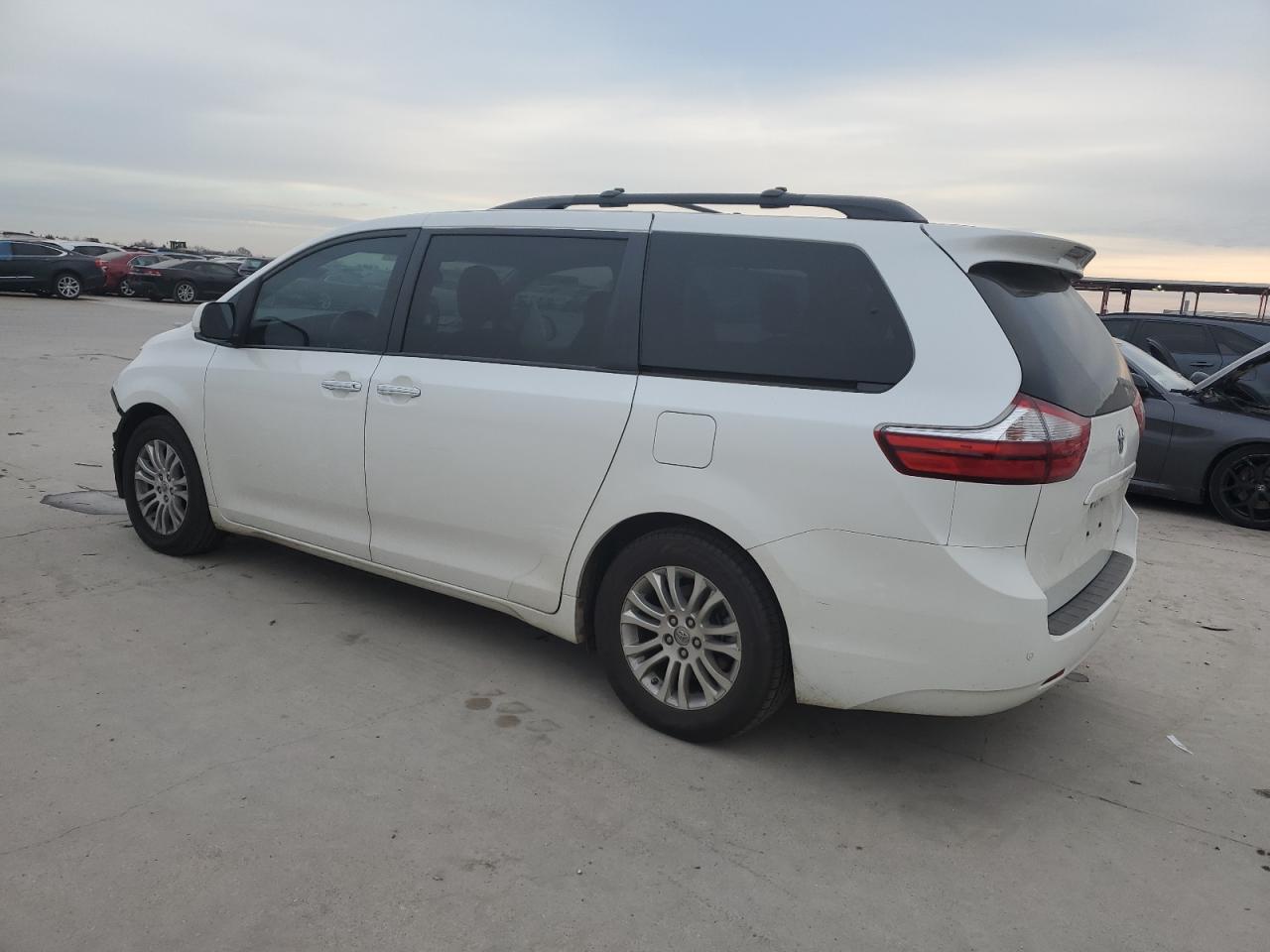2015 Toyota Sienna - Image 2
