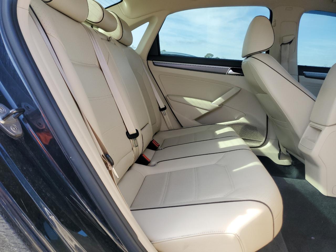 2017 Volkswagen Passat - Image 10