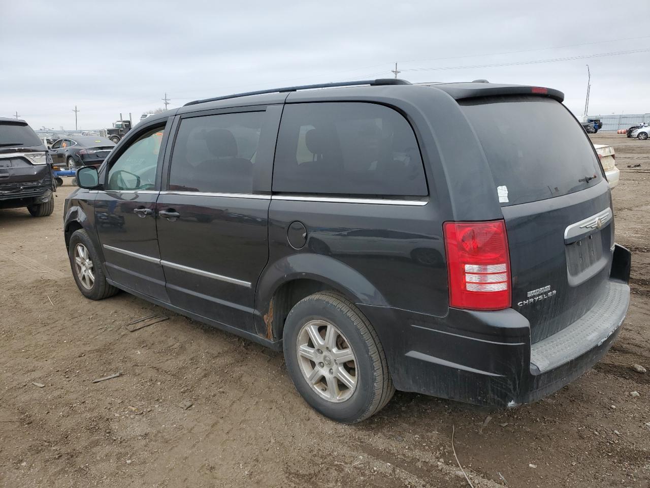 2009 Chrysler Town & Country - Image 2